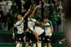 Màn ăn mừng 'có một không hai' tại giải bóng đá Brazil