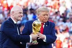Chủ tịch FIFA chịu sức ép rời ghế, Tổng thống Trump lên tiếng 'đỡ lời'