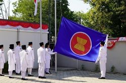 Lễ Thượng cờ kỷ niệm 59 năm th&agrave;nh lập ASEAN v&agrave; 50 năm Hiệp ước TAC tại Romania