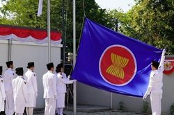 Lễ Thượng cờ kỷ niệm 59 năm thành lập ASEAN và 50 năm Hiệp ước TAC tại Romania