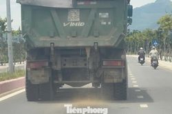 Theo chân xe chở cát 'tắm đường' ở Quảng Ngãi: Những ống nước tinh vi được giấu dưới gầm xe