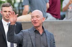Tỷ ph&uacute; Jeff Bezos sắp mua Liverpool