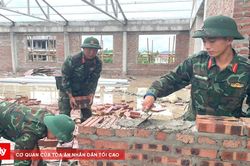 Áo lính trên công trường trường nội trú vùng biên