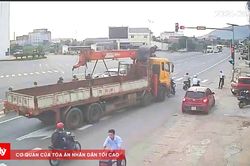 Xe tải cẩu tông liên hoàn 3 xe mô tô đang dừng chờ đèn đỏ