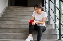 4 thói quen gây hại cho đầu gối, không phải leo núi