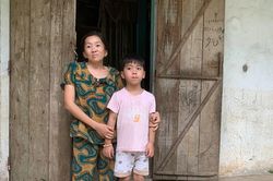 Người mẹ khuyết tật cao 1,2m, nặng 27kg một mình nuôi con mắc nhiều bệnh