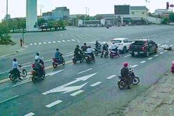 Xe tải cẩu tông loạt xe máy đang dừng đèn đỏ ở Hà Tĩnh