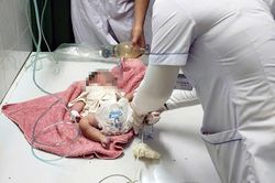Bé gái sơ sinh còn nguyên dây rốn bị bỏ trong thùng giấy cạnh tiệm tạp hóa