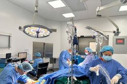 Không đợi người nhà, bác sĩ bật báo động đỏ, đẩy thẳng bệnh nhân vào phòng mổ