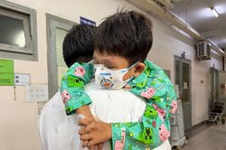 Giọt nước mắt của người mẹ ngày con trai 7 tuổi xuất viện sau ghép thận