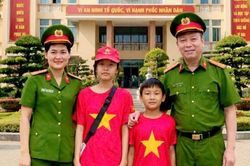 Hôn nhân 17 năm ngọt ngào và đầy thử thách của vợ chồng trung tá, thượng tá