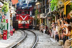 Sau vụ cô gái bị tàu hất văng điện thoại, 'phố cà phê đường tàu' vẫn đông khách