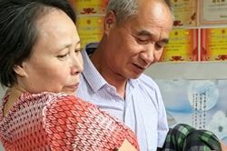 Chồng chăm vợ bị liệt suốt 25 năm, hàng xóm ngưỡng mộ