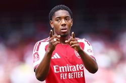 Arsenal chào bán 'hàng nóng' cho MU và Chelsea