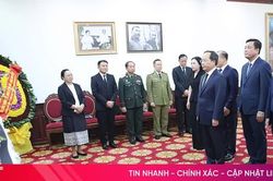 Đoàn đại biểu Hà Tĩnh viếng Chủ tịch Quốc hội Lào Saysomphone Phomvihane