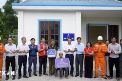 Quảng Trị bàn giao 10 ngôi nhà nghĩa tình cho các gia đình khó khăn