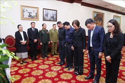 Đoàn Thông tấn xã Việt Nam viếng Chủ tịch Quốc hội Lào Xaysomphone Phomvihane