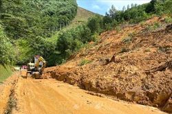 Hỗ trợ người dân phải di dời khẩn cấp khỏi vùng thiên tai
