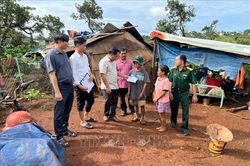 D&ocirc;ng lốc l&agrave;m nhiều nh&agrave; d&acirc;n tốc m&aacute;i, c&acirc;y trồng bị thiệt hại