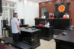 T&agrave;i xế Mercedes tạt đầu, đấm t&agrave;i xế taxi bị phạt t&ugrave;