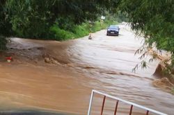 Lũ cuồn cuộn đổ về, 13 điểm ngầm, tràn ở Quảng Trị bị nhấn chìm, giao thông chia cắt