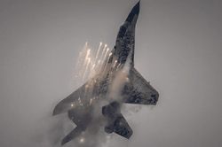 MiG-29 Ukraine bốc cháy giữa lúc phóng tên lửa, phi công phải phóng ghế thoát hiểm