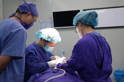 Người đàn ông 35 tuổi nhập viện sau khi 'chữa mẹo' bằng nuốt miếng cơm to