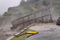 Lũ quét cuốn trôi cây cầu, một tài xế mất tích khi đứng xem