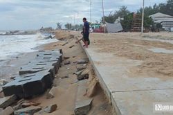 Khẩn trương khắc phục tuyến đường ven biển bị sạt lở giữa mùa hè ở Huế