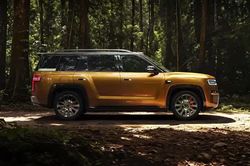 SUV địa hình dài gần 5,3 mét, di chuyển 310km không cần đổ xăng, giá chưa tới 900 triệu đồng