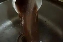 Nước sinh hoạt đổi màu, chính quyền yêu cầu doanh nghiệp kiểm tra