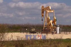 Giá dầu tăng trong khi triển vọng mở lại eo biển Hormuz mờ nhạt