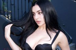 Charli XCX hóa quý cô gothic với thiết kế corset đen xuyên thấu
