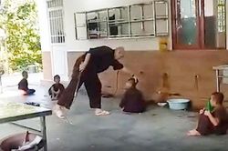Xác minh clip người mặc áo nâu dùng roi đánh trẻ em