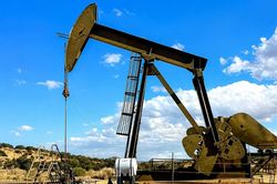 Giá dầu tăng 5% khi hy vọng mở lại eo biển Hormuz suy giảm
