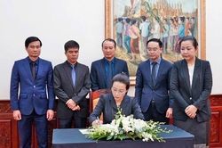 Đoàn đại biểu tỉnh Bắc Ninh viếng Chủ tịch Quốc hội Lào Saysomphone Phomvihane