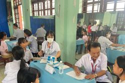 Thu hút, giữ chân bác sĩ cho y tế cơ sở