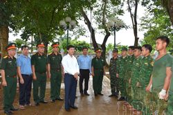 Phó Bí thư Tỉnh ủy Mùa A Vảng thăm lực lượng thực hiện Chiến dịch 500 ngày đêm