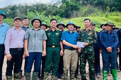 Đồng chí Trương Văn Đạt thăm, tặng quà các lực lượng thực hiện nhiệm vụ tìm kiếm, quy tập hài cốt liệt sĩ