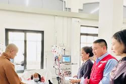 Chùa Vạn Phật trao 102 suất quà cho bệnh nhân có hoàn cảnh khó khăn