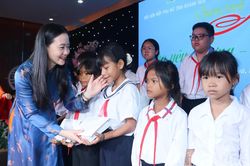 Nâng bước trẻ mồ côi đến trường
