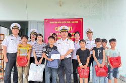 Trung tâm Huấn luyện Vùng 4 Hải quân tổ chức chương trình “Nâng bước em đến trường” tại xã Vĩnh Hải