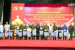 Phó Chủ tịch Quốc hội Nguyễn Thị Hồng thăm, tặng quà nạn nhân chất độc da cam và hộ nghèo tại xã Bình Lư