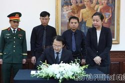 Đo&agrave;n đại biểu tỉnh Lai Ch&acirc;u viếng Chủ tịch Quốc hội L&agrave;o Saysomphone Phomvihane