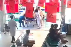 Cảnh sát giao thông Lào Cai kịp thời đưa người phụ nữ bất tỉnh đi cấp cứu