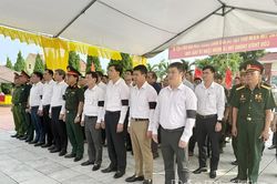 Lấy mẫu h&agrave;i cốt liệt sĩ tại c&aacute;c nghĩa trang liệt sĩ tr&ecirc;n địa b&agrave;n x&atilde; Thổ Tang