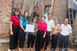 Phường Việt Trì: Trao kinh phí hỗ trợ gia đình khó khăn xây dựng nhà ở