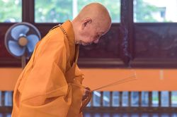 Đức Pháp chủ GHPGVN quang lâm Việt Nam Quốc Tự chứng minh Lễ Bố-tát của chư Tăng