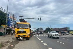 Xe tải cẩu tông ba xe máy dừng đèn đỏ ở Nghệ An, ba người bị thương