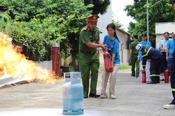 Hà Nội: Học sinh khiếm thính trải nghiệm kỹ năng phòng cháy chữa cháy